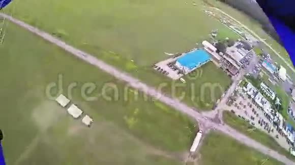 跳伞运动员在绿野上降落降落伞夏日极限运动视频的预览图