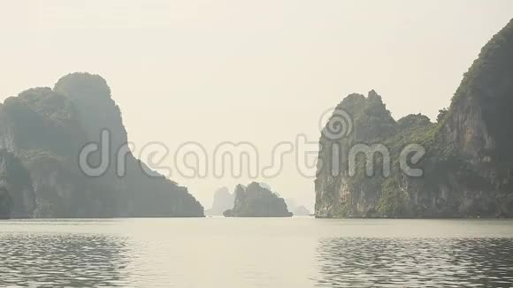 越南哈龙湾的山景视频的预览图