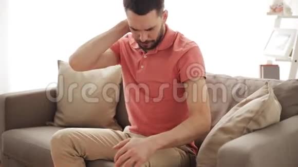 不高兴的男人在家受脖子痛视频的预览图