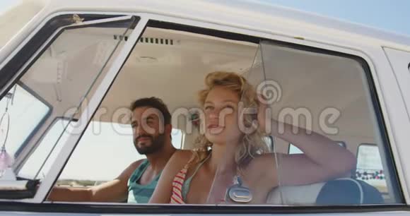 一对年轻的成年夫妇坐在露营车里视频的预览图