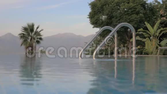 有游泳池的避暑胜地场景视频的预览图