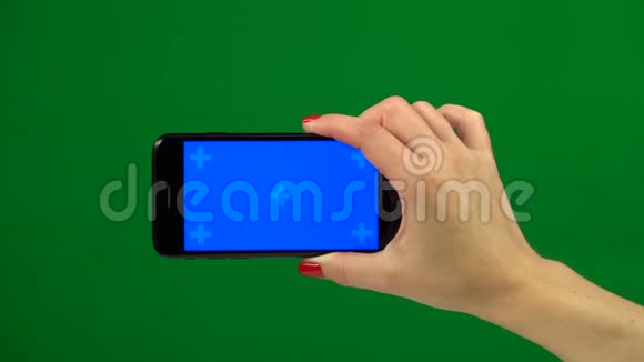 蓝屏智能手机在手绿色屏幕视频的预览图