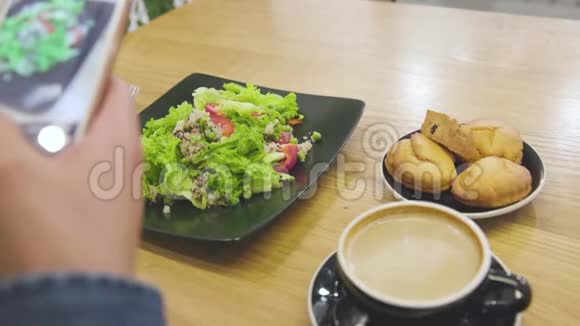 餐厅特写桌上的食物和饮料视频的预览图