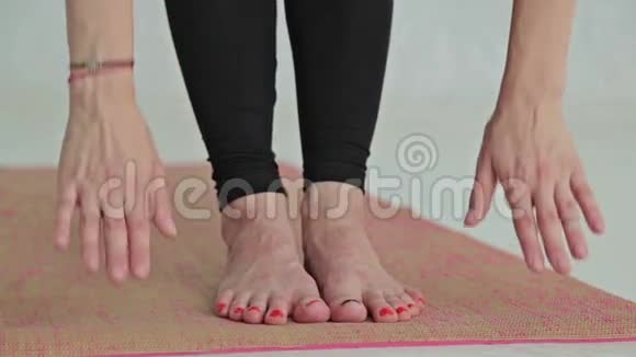 在健身室练习瑜伽的年轻运动女性视频的预览图