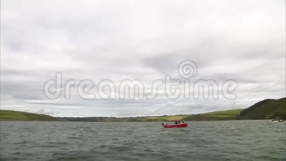 湖和船被击中视频的预览图