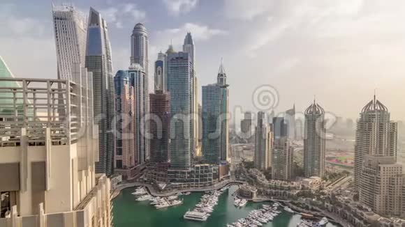 空中俯瞰迪拜码头上午时间现代化的塔楼和道路上的交通视频的预览图