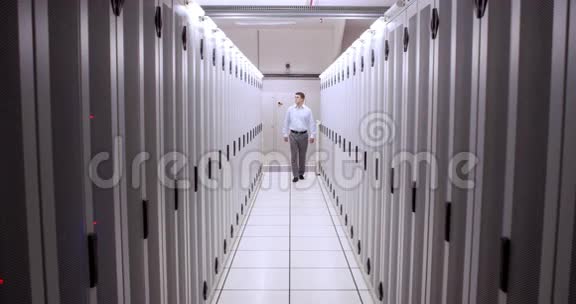 技师在服务器走廊行走视频的预览图