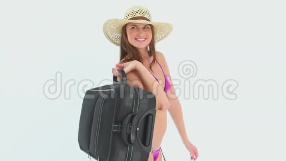 穿比基尼的女人拿着一个手提箱视频的预览图