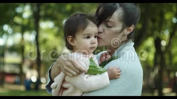 美丽的母亲和她的宝贝女儿探索户外视频的预览图