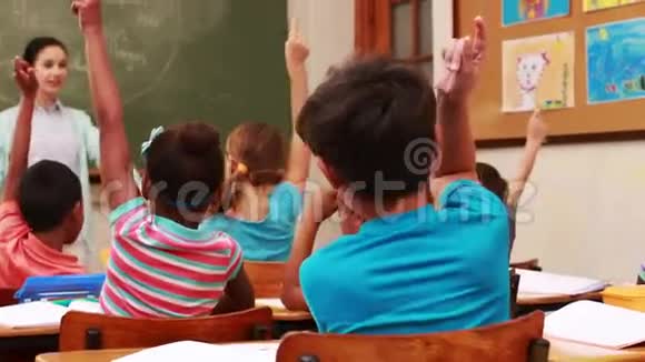 学生们在上课时举手视频的预览图