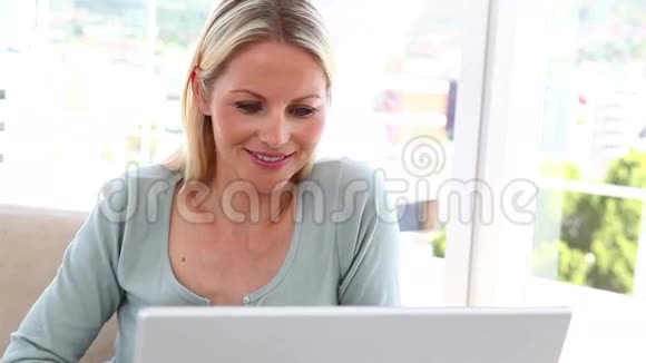 金发女人用视频聊天视频的预览图
