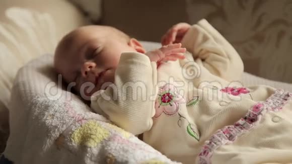刚出生的女孩睡在婴儿床上视频的预览图