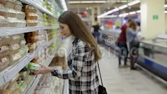 年轻女子在超市挑选产品视频的预览图