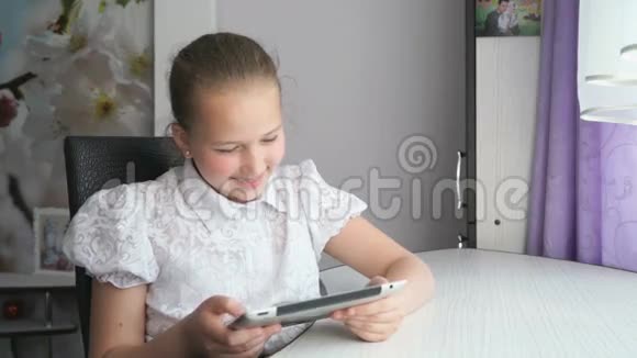 可爱的小女孩用数码平板电脑视频的预览图