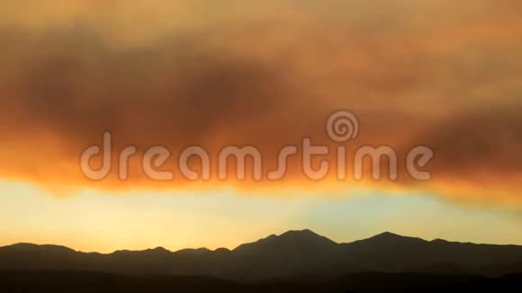 太阳落山时烟云的消散视频的预览图