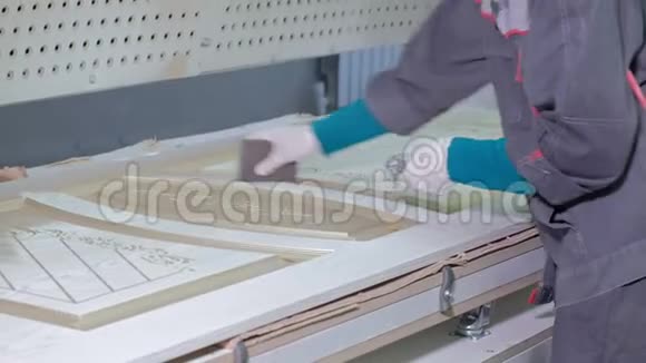 人工人做老化门的效果木质室内门的生产视频的预览图