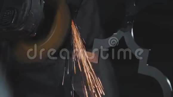创造装饰金属产品的过程锻造金属视频的预览图