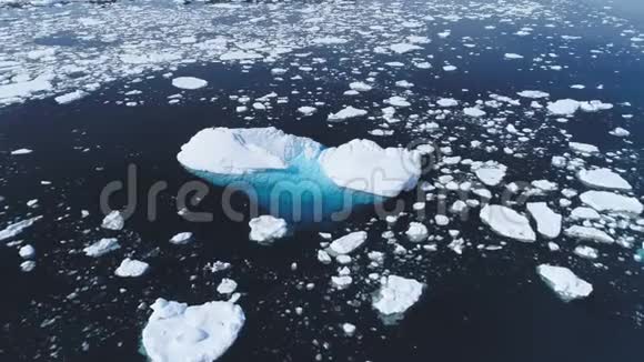 南极洲雄伟的开阔水域海洋鸟瞰图视频的预览图