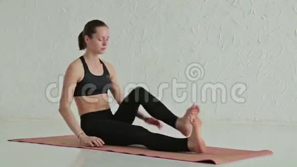 在健身室练习瑜伽的年轻运动女性视频的预览图