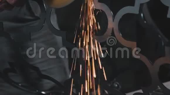 创造装饰金属产品的过程锻造金属视频的预览图