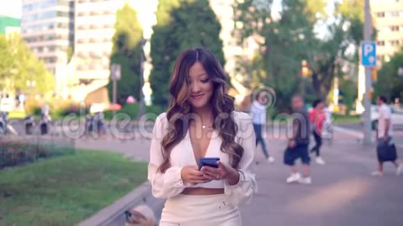 现代大城市街头年轻时尚的亚洲女孩画像视频的预览图