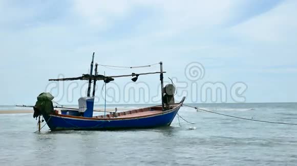 泰国恰姆低潮时当地渔民在海滩上停泊视频的预览图