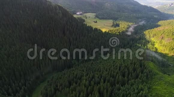 在美丽的山脉中鸟瞰酒店视频的预览图