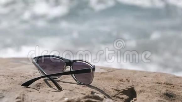 海边石头上的太阳镜视频的预览图