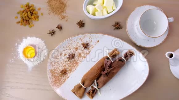 巧克力俄式薄饼布里尼和凝乳馅在盘子里视频的预览图