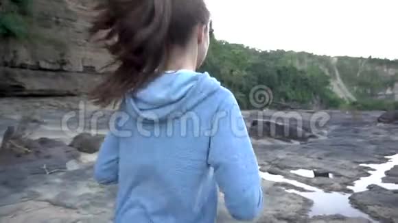 年轻女子在户外跑步视频的预览图