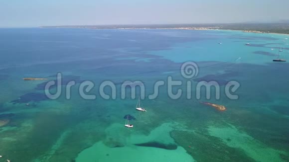 令人惊叹的无人机空中景观的迷人地区的埃斯特伦茨和船与一个绿松石海西班牙视频的预览图