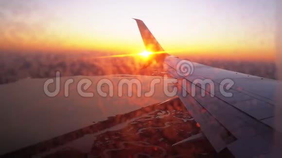 日落时从机翼上的飞机窗口观看视频的预览图