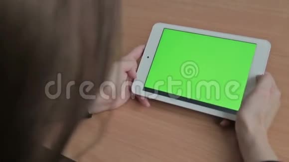 女人在平板电脑上看视频绿色屏幕视频的预览图