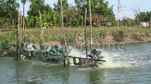 涡轮机将氧气填充到池塘中视频的预览图