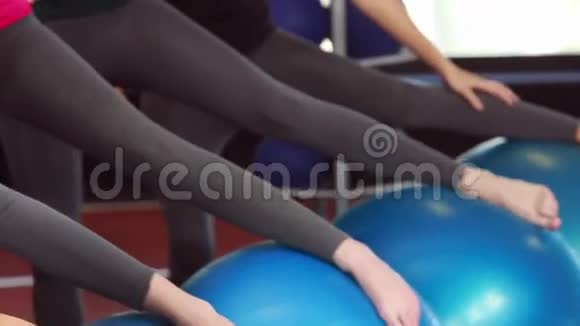 在普拉提班锻炼的女性视频的预览图