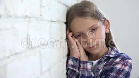 悲伤的孩子不快乐的孩子忧郁症的生病的女孩穿着体贴的人视频的预览图