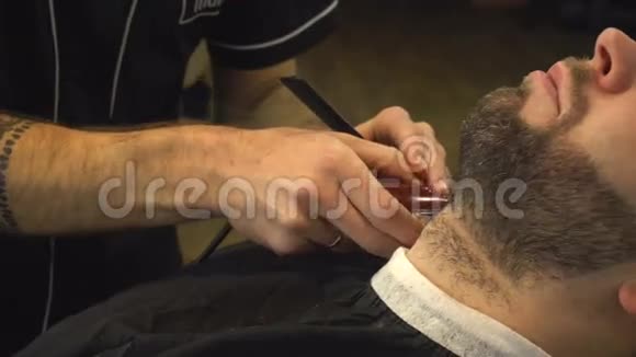 理发店刮胡子视频的预览图