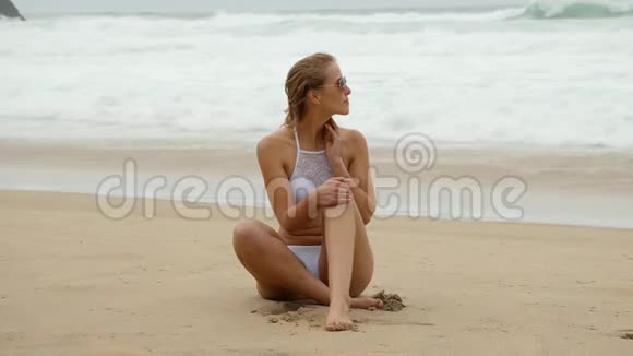 在海滩穿比基尼的性感女孩在海洋度过暑假视频的预览图
