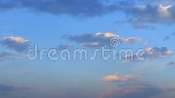 蓝色灰色白色橙色云层的时间间隔视频的预览图