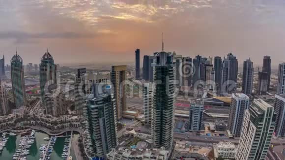 迪拜海滨时代日出的空中俯视图现代化的塔楼和道路上的交通视频的预览图