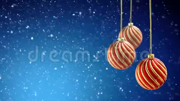 三个圣诞球挂在蓝雪背景的丝带上4K视频的预览图