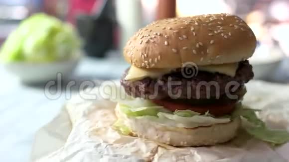 牛肉汉堡的特写视频的预览图