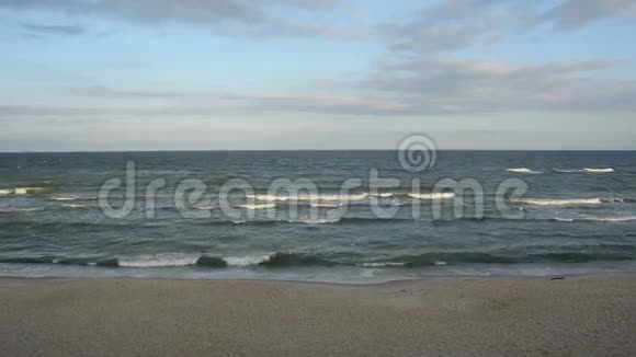 大海的早晨和空荡荡的海滩视频的预览图
