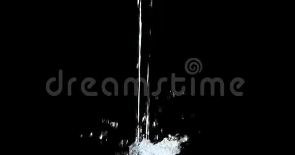 水在黑色背景下爆炸和飞溅视频的预览图