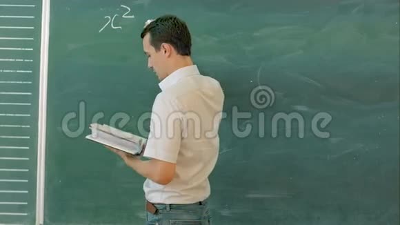 在数学课上大学生在黑板上写字视频的预览图