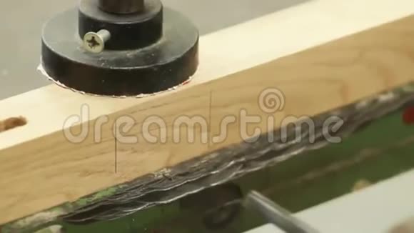 木工用电动机器工作钻木办公桌视频的预览图