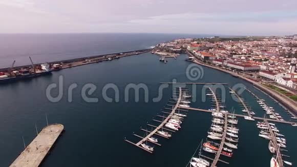 位于圣米格尔岛亚速尔群岛首府庞塔德尔加达港的城市视频的预览图