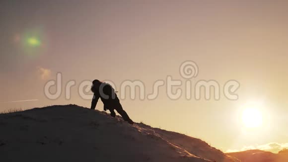 成功胜利赢商旅理念攀岩者登上雪山日落轮廓的顶端视频的预览图