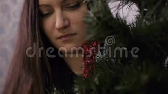 新年圣诞妇女装饰圣诞树视频的预览图