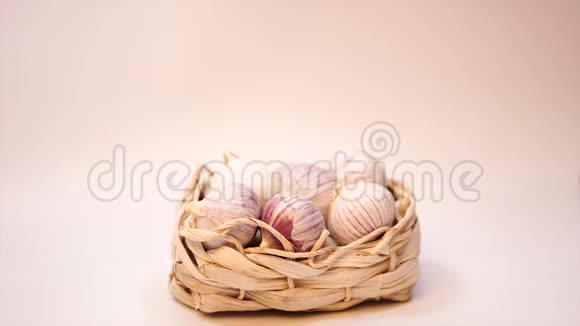 柳条篮子里的大蒜白色背景法式大蒜干红蒜视频的预览图